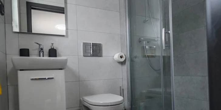 Krásna glampová chatka v Jizerských horách s moderným vybavením