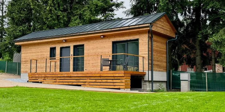Krásna glampová chatka v Jizerských horách s moderným vybavením
