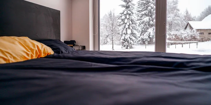 Krásna glampová chatka v Jizerských horách s moderným vybavením