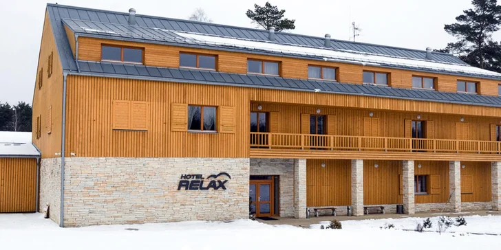 Pobyt blízko Bezdězu a Máchovho jazera: polpenzia aj vstupy do bazéna, kina a Škoda múzea