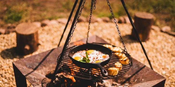 Kúzelná maringotka na samote: až pre 4 osoby, balíček dobrôt vrátane grilu a horúci kúpeľ v kúpacej kadi