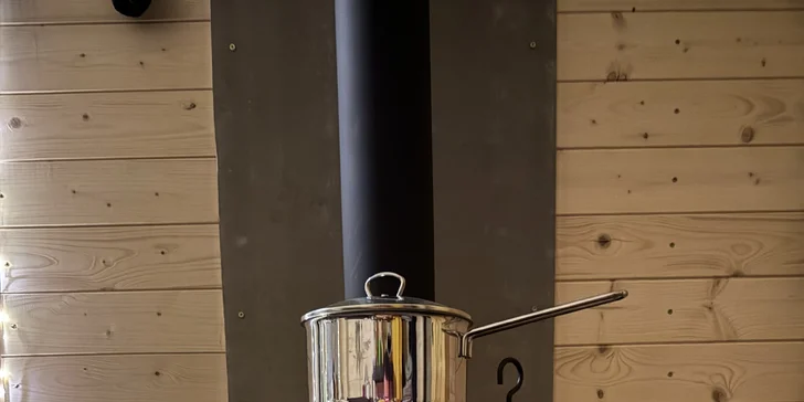 Kúzelná maringotka na samote: až pre 4 osoby, balíček dobrôt vrátane grilu a horúci kúpeľ v kúpacej kadi