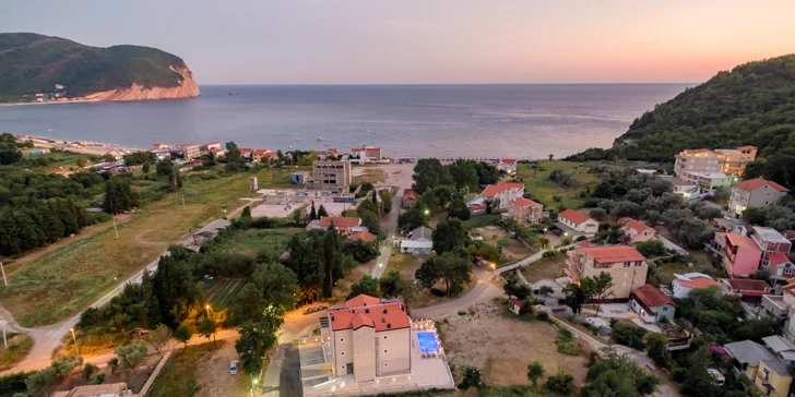 Luxusné apartmány v Petrovaci: vonkajší bazén, skvelá poloha kúsok od pláže