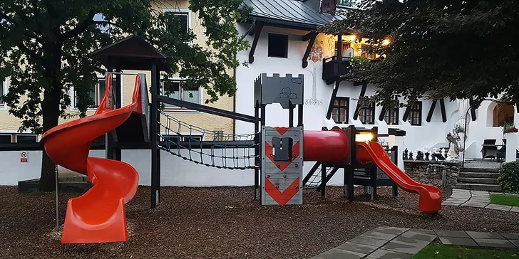 Na lyže do Fieberbrunnu: zámocký family hotel s neobmedzeným wellness a polpenziou, first minute zľava