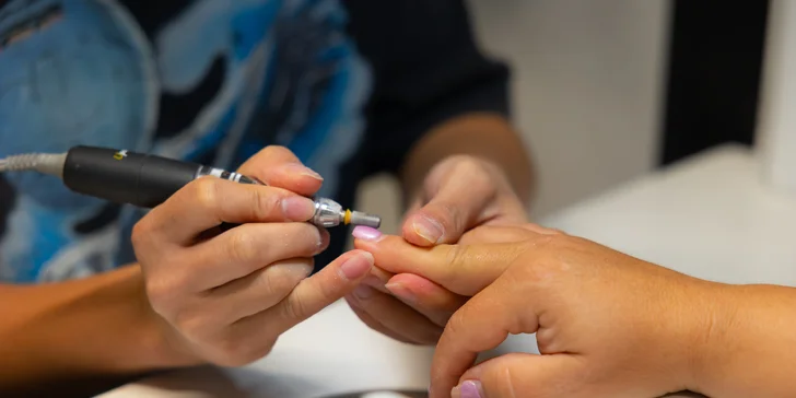 Francúzska manikúra, gél lak aj pedikúra