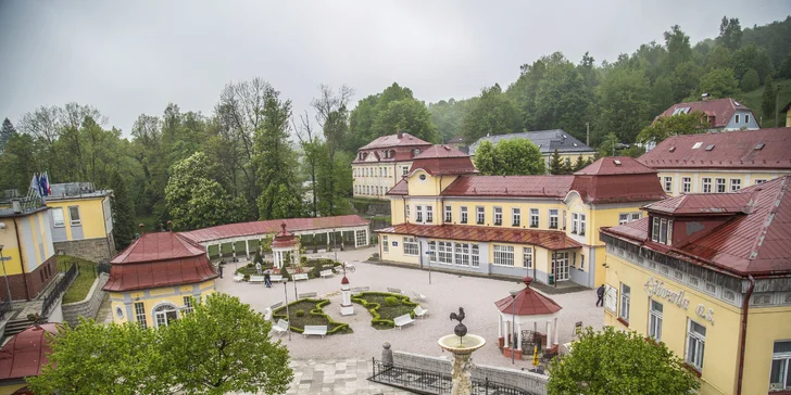 Oddych v kúpeľoch Libverda priamo na kolonáde: možnosť stravovania aj wellness