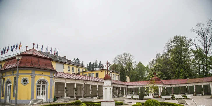 Oddych v kúpeľoch Libverda priamo na kolonáde: možnosť stravovania aj wellness