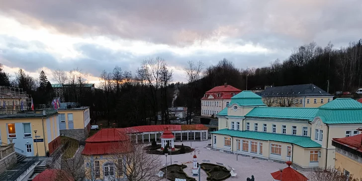 Oddych v kúpeľoch Libverda priamo na kolonáde: možnosť stravovania aj wellness