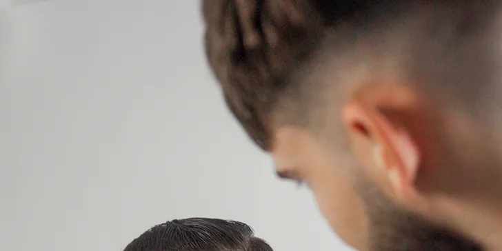Svadobní barberi: Styling pre ženícha a jeho partiu u vás doma