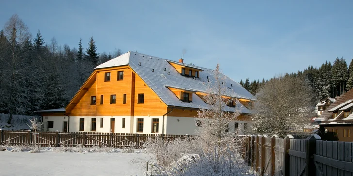 Pobyt v príjemnej chate v srdci Šumavy: polpenzia aj káva a zákusok