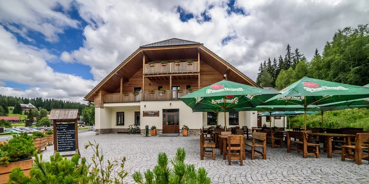 Pobyt v príjemnej chate v srdci Šumavy: polpenzia aj káva a zákusok