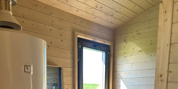 Moderný tiny house na Křivoklátsku, 11 km od Lán, možnosť dokúpenia raňajok