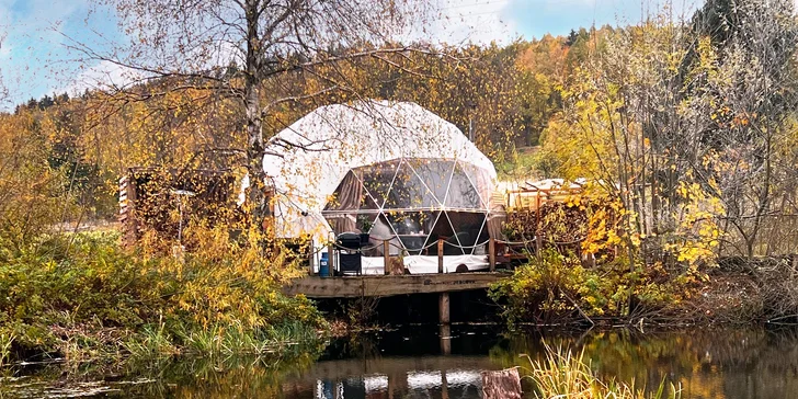 Glamping s rybníkom a horúcim kúpeľom na severe Čiech: ubytovanie až pre 6 osôb