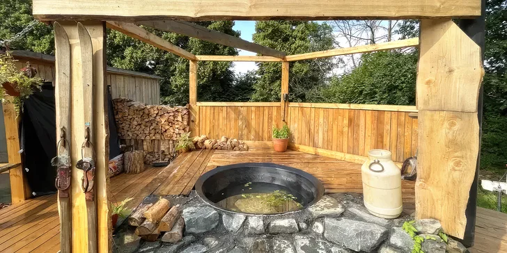 Glamping s rybníkom a horúcim kúpeľom na severe Čiech: ubytovanie až pre 6 osôb