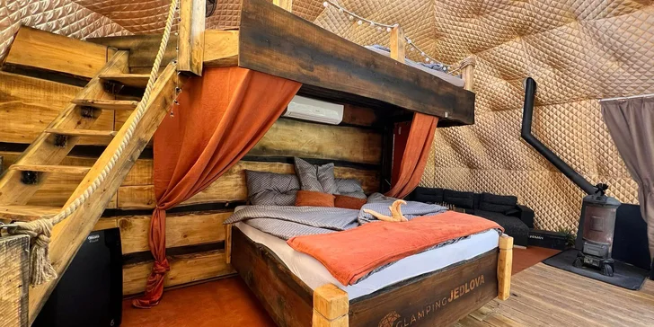 Glamping s rybníkom a horúcim kúpeľom na severe Čiech: ubytovanie až pre 6 osôb