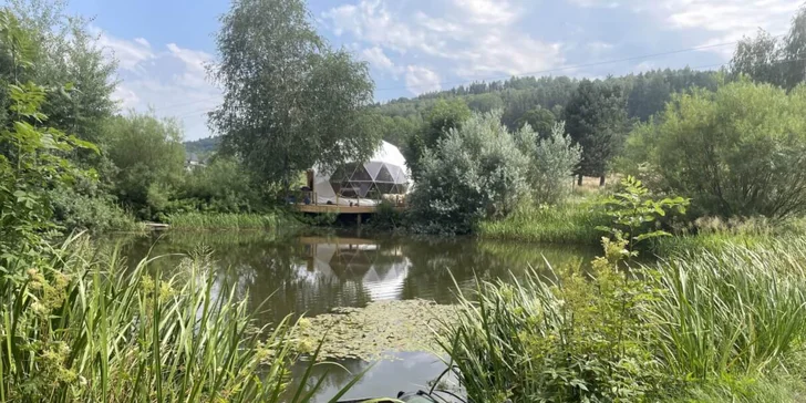 Glamping s rybníkom a horúcim kúpeľom na severe Čiech: ubytovanie až pre 6 osôb