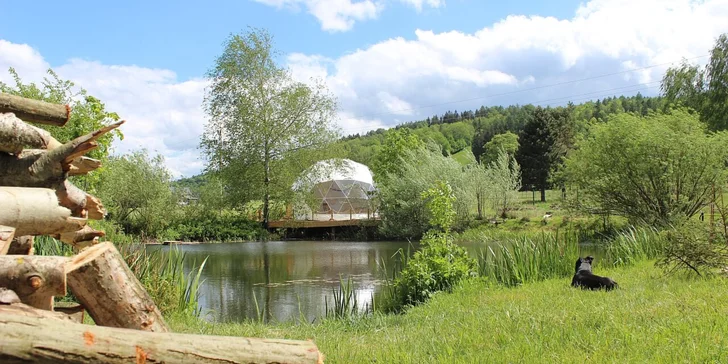 Glamping s rybníkom a horúcim kúpeľom na severe Čiech: ubytovanie až pre 6 osôb