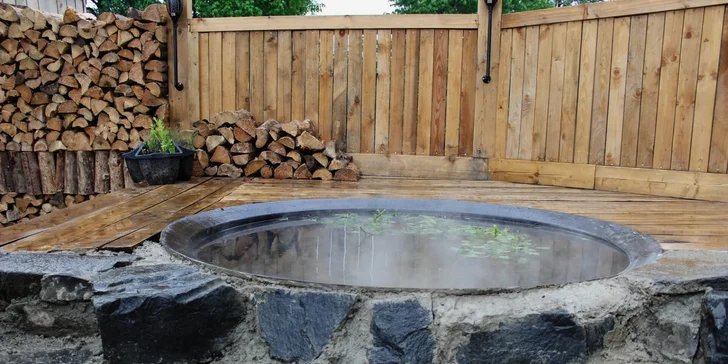 Glamping s rybníkom a horúcim kúpeľom na severe Čiech: ubytovanie až pre 6 osôb