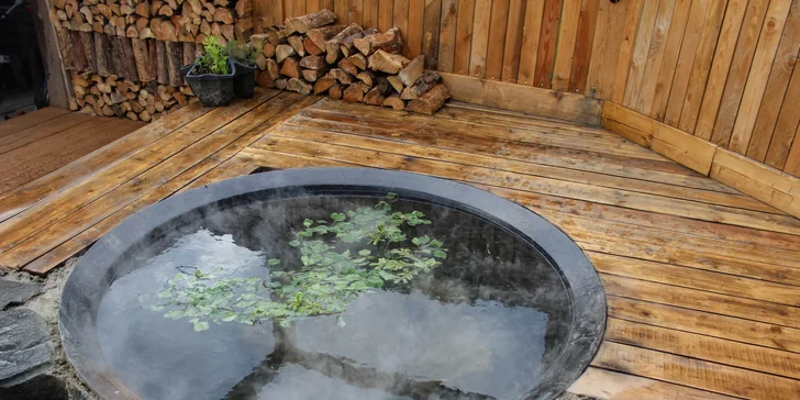 Glamping s rybníkom a horúcim kúpeľom na severe Čiech: ubytovanie až pre 6 osôb