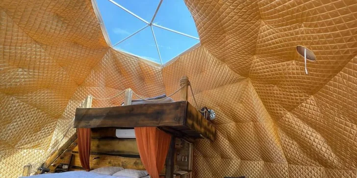 Glamping s rybníkom a horúcim kúpeľom na severe Čiech: ubytovanie až pre 6 osôb