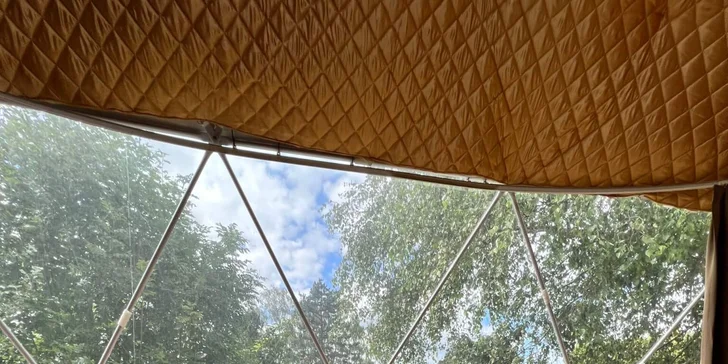 Glamping s rybníkom a horúcim kúpeľom na severe Čiech: ubytovanie až pre 6 osôb