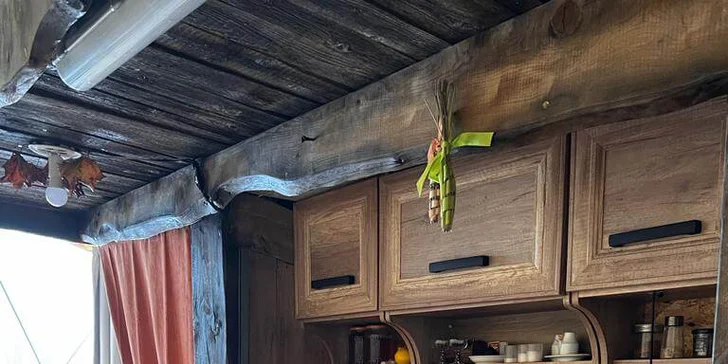 Glamping s rybníkom a horúcim kúpeľom na severe Čiech: ubytovanie až pre 6 osôb