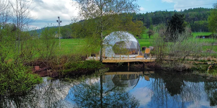 Glamping s rybníkom a horúcim kúpeľom na severe Čiech: ubytovanie až pre 6 osôb