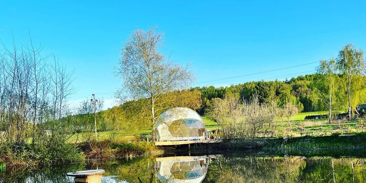 Glamping s rybníkom a horúcim kúpeľom na severe Čiech: ubytovanie až pre 6 osôb