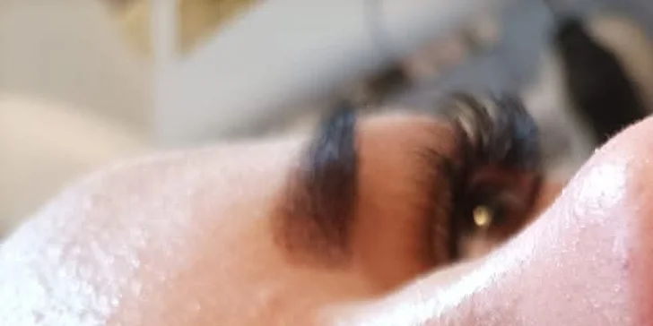 Aplikácia nových 1D alebo 3D mihalníc či úprava a farbenie obočia