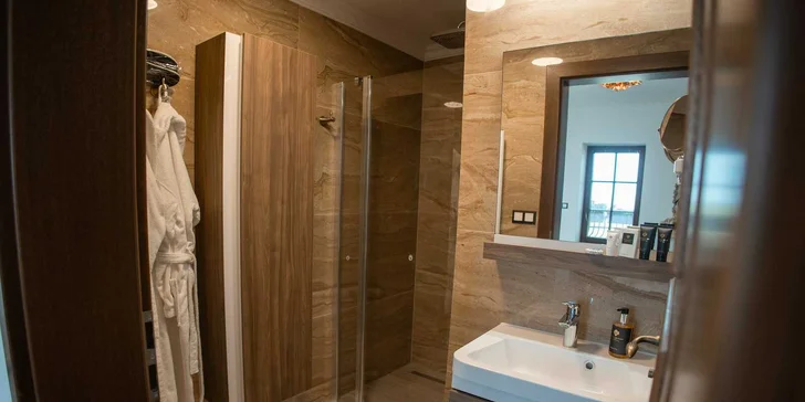 Historická kúria na skok od Slnečných jazier s možnosťou polpenzie a privátneho wellness