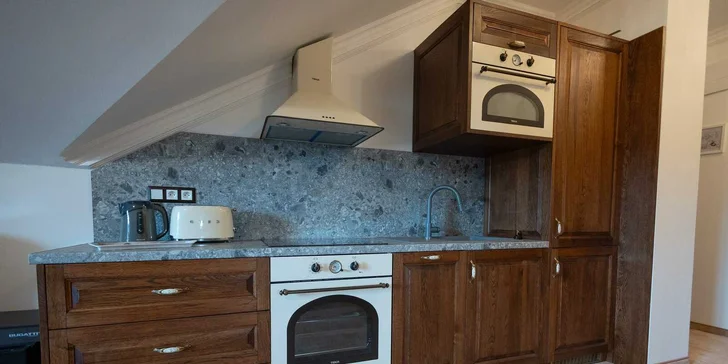 Historická kúria na skok od Slnečných jazier s možnosťou polpenzie a privátneho wellness