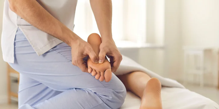 Klasická celotelová masáž alebo reflexná masáž chodidiel