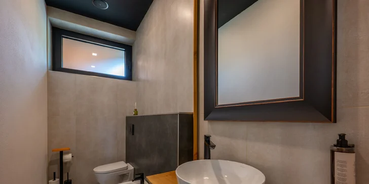 Moderná vila obklopená prírodou: panoramatické výhľady, súkromná terasa, krb, športovisko aj privátny wellness