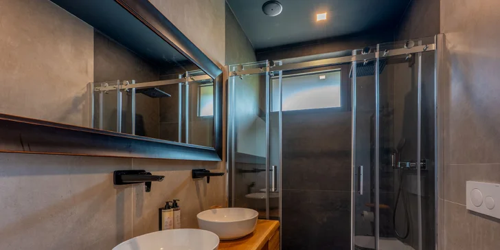 Moderná vila obklopená prírodou: panoramatické výhľady, súkromná terasa, krb, športovisko aj privátny wellness
