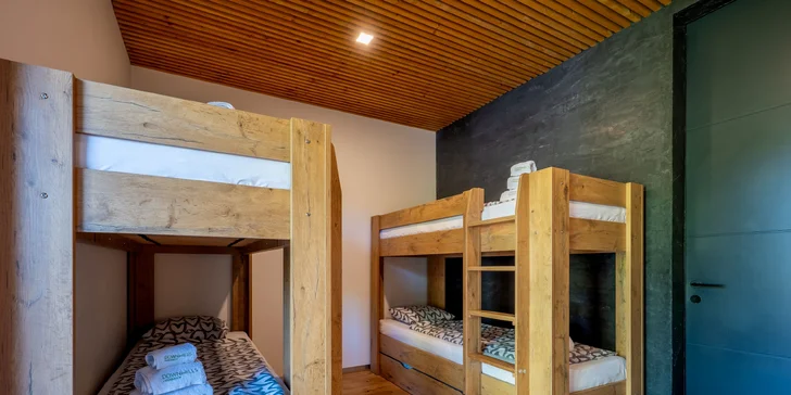Moderná vila obklopená prírodou: panoramatické výhľady, súkromná terasa, krb, športovisko aj privátny wellness