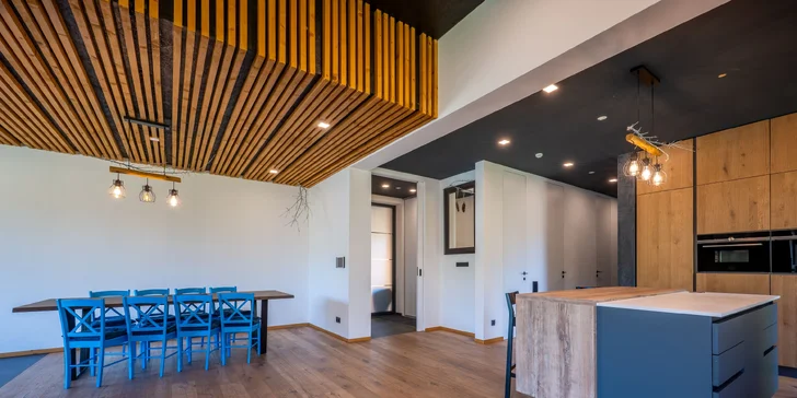 Moderná vila obklopená prírodou: panoramatické výhľady, súkromná terasa, krb, športovisko aj privátny wellness