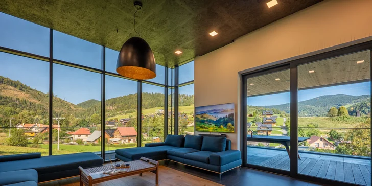 Moderná vila obklopená prírodou: panoramatické výhľady, súkromná terasa, krb, športovisko aj privátny wellness