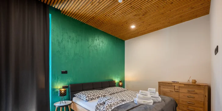 Moderná vila obklopená prírodou: panoramatické výhľady, súkromná terasa, krb, športovisko aj privátny wellness