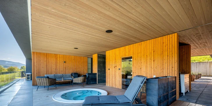 Moderná vila obklopená prírodou: panoramatické výhľady, súkromná terasa, krb, športovisko aj privátny wellness