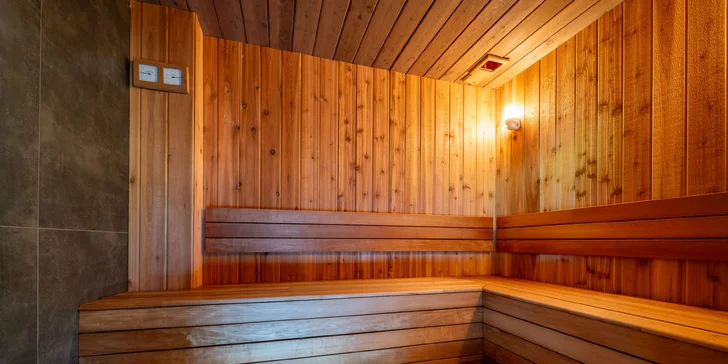 Moderná vila obklopená prírodou: panoramatické výhľady, súkromná terasa, krb, športovisko aj privátny wellness