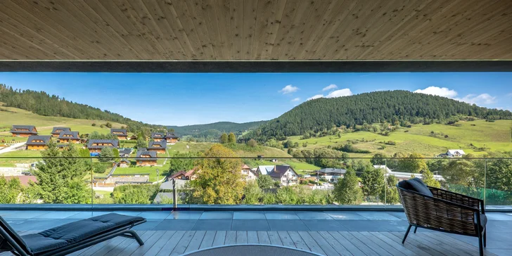 Moderná vila obklopená prírodou: panoramatické výhľady, súkromná terasa, krb, športovisko aj privátny wellness