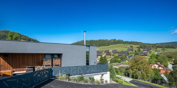 Moderná vila obklopená prírodou: panoramatické výhľady, súkromná terasa, krb, športovisko aj privátny wellness