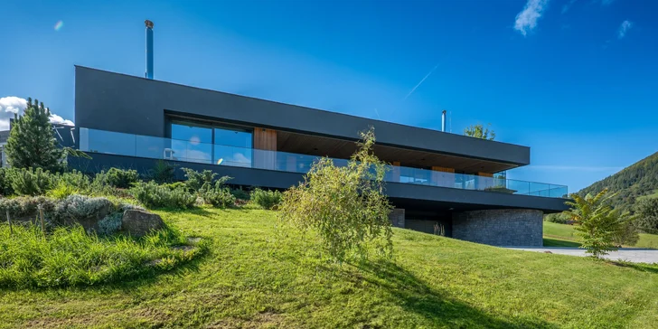Moderná vila obklopená prírodou: panoramatické výhľady, súkromná terasa, krb, športovisko aj privátny wellness