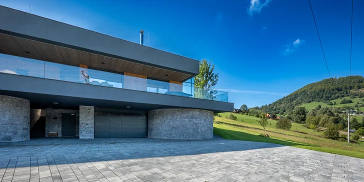 Moderná vila obklopená prírodou: panoramatické výhľady, súkromná terasa, krb, športovisko aj privátny wellness