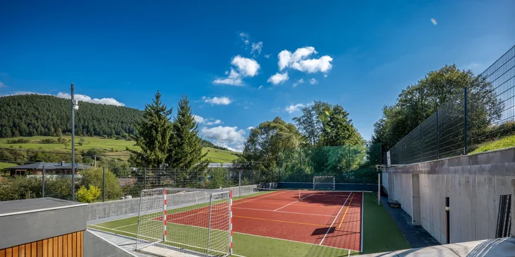 Moderná vila obklopená prírodou: panoramatické výhľady, súkromná terasa, krb, športovisko aj privátny wellness