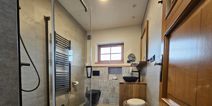 Afrika vo Dvore Kráľovej: bungalov v kempe, raňajky, neobmedzený vstup do safari aj vírivka