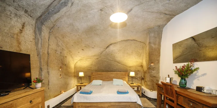 Netradičná izba v pieskovcovej skale: romantická atmosféra, vlastná kúpeľňa a raňajky v cene