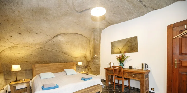 Netradičná izba v pieskovcovej skale: romantická atmosféra, vlastná kúpeľňa a raňajky v cene