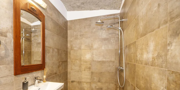 Netradičná izba v pieskovcovej skale: romantická atmosféra, vlastná kúpeľňa a raňajky v cene