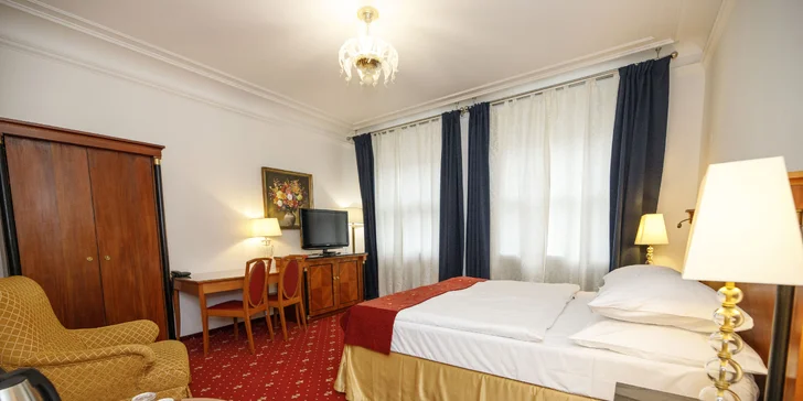 4* hotel v Starom Meste: raňajky v cene a Karlov most za rohom